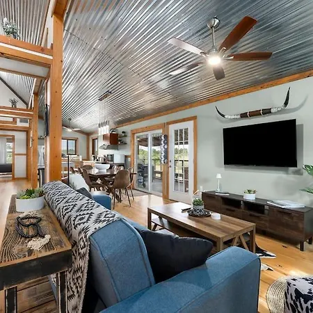 Hollmig Haus - Sleeps 12 With Hot Tub & Beauty Bar